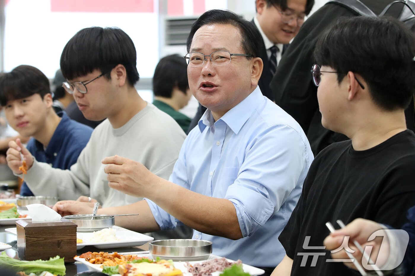 본문 이미지 - 김부겸 더불어민주당 대구시장 예비후보가 23일 대구 북구 경북대학교를 찾아 학생들과 함께 점심을 먹고 있다. 2026.4.23 ⓒ 뉴스1 공정식 기자