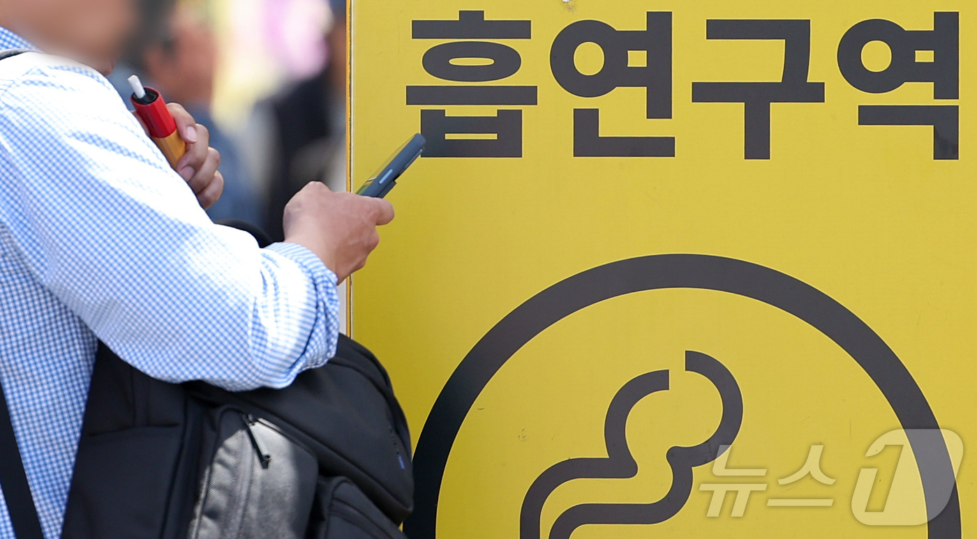 (서울=뉴스1) 김진환 기자 = 24일부터 합성 니코틴이 포함된 액상형 전자담배는 금연 구역에서 사용이 금지된다.담뱃갑에는 경고 그림과 문구 등 건강 경고를 표기해야 한다.흡연자의 …