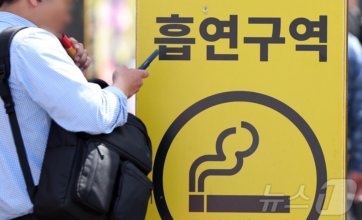 (서울=뉴스1) 김진환 기자 = 24일부터 합성 니코틴이 포함된 액상형 전자담배는 금연 구역에서 사용이 금지된다.담뱃갑에는 경고 그림과 문구 등 건강 경고를 표기해야 한다.흡연자의 …