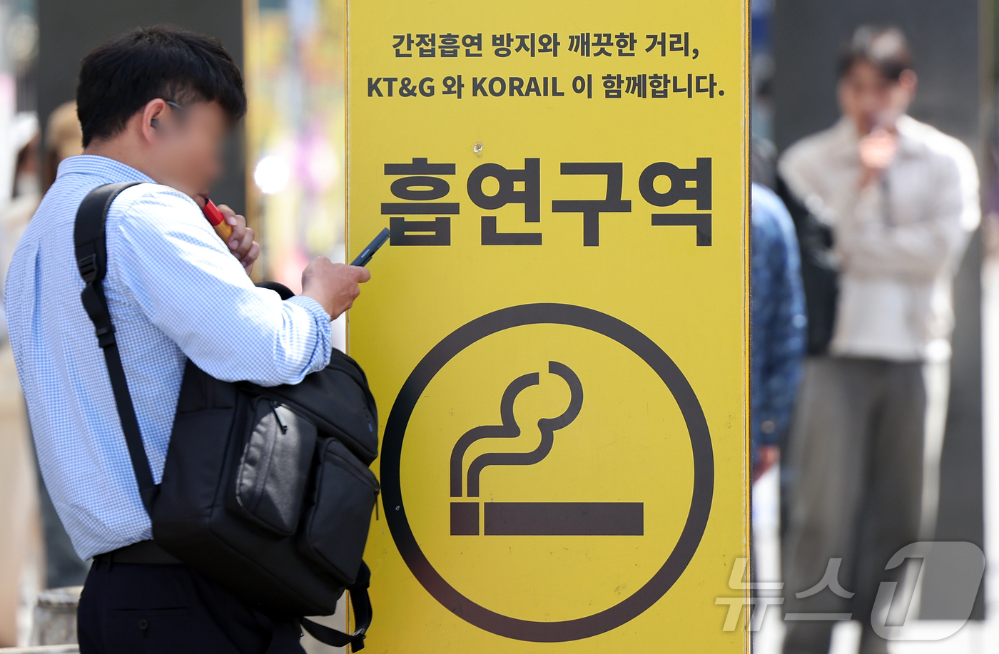 (서울=뉴스1) 김진환 기자 = 24일부터 합성 니코틴이 포함된 액상형 전자담배는 금연 구역에서 사용이 금지된다.담뱃갑에는 경고 그림과 문구 등 건강 경고를 표기해야 한다.흡연자의 …