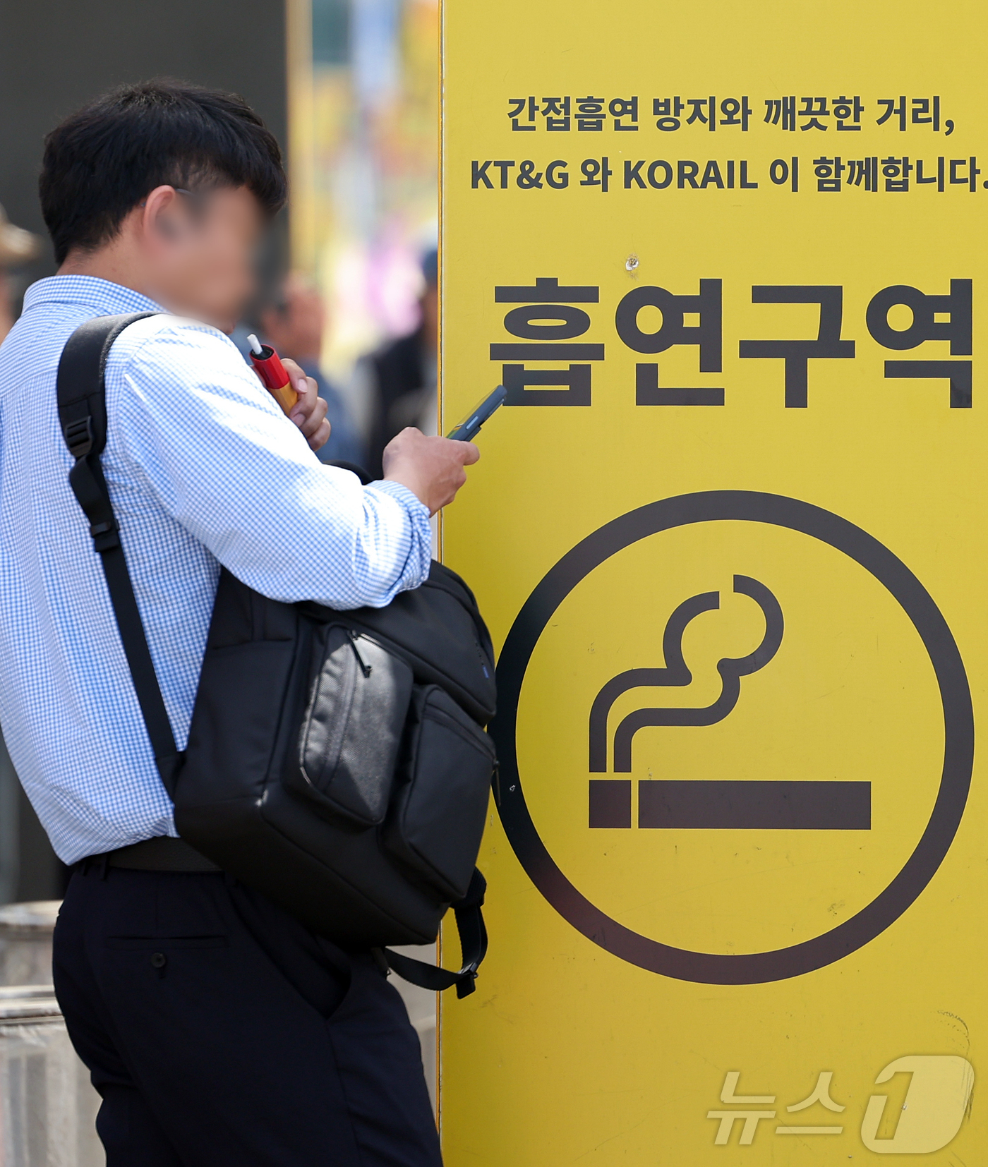 (서울=뉴스1) 김진환 기자 = 24일부터 합성 니코틴이 포함된 액상형 전자담배는 금연 구역에서 사용이 금지된다.담뱃갑에는 경고 그림과 문구 등 건강 경고를 표기해야 한다.흡연자의 …