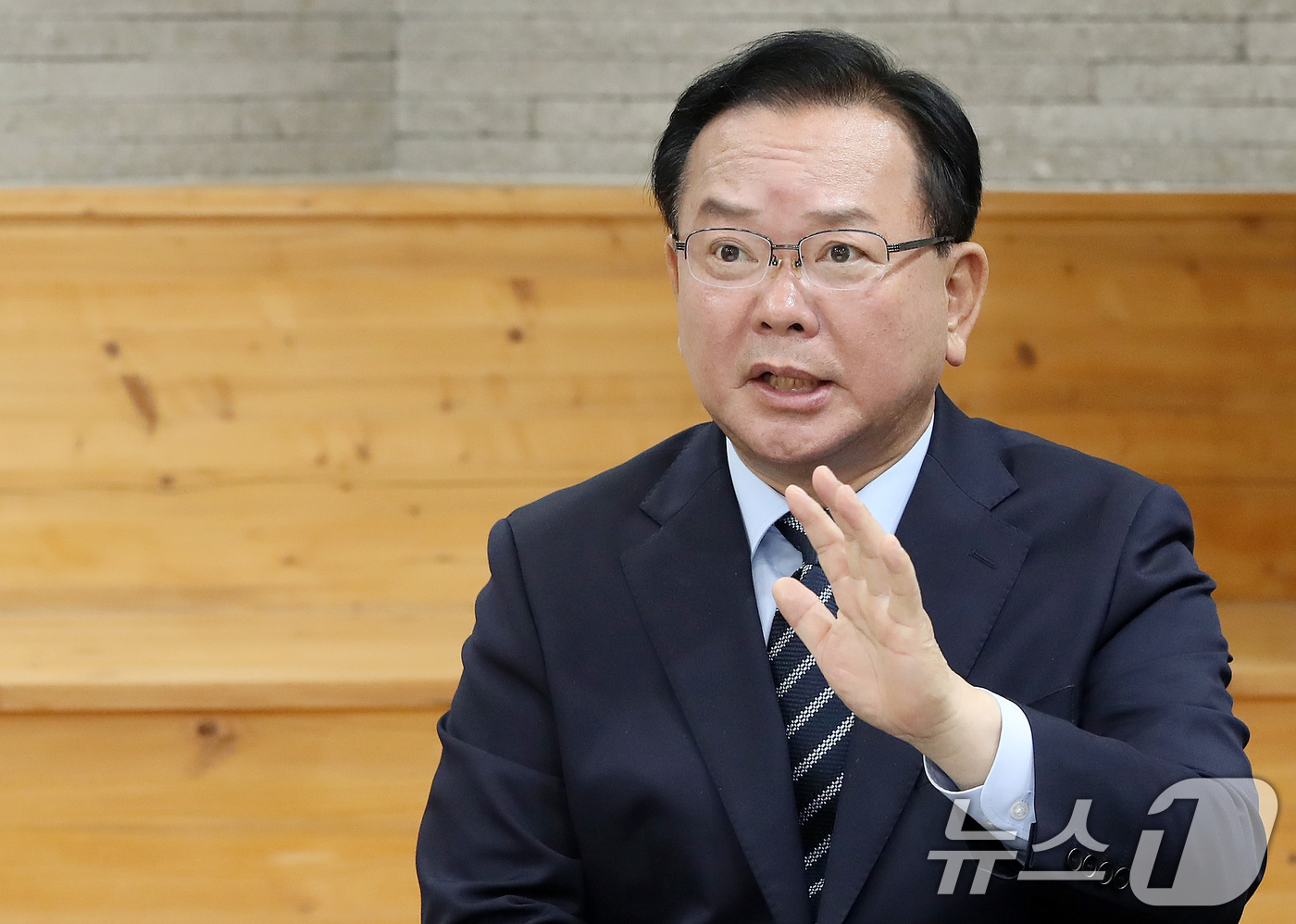 (대구=뉴스1) 공정식 기자 = 김부겸 더불어민주당 대구시장 예비후보가 23일 대구 북구 경북대를 방문해 대학 관계자들과 현안에 대한 의견을 나누고 있다. 2026.4.23/뉴스1 …