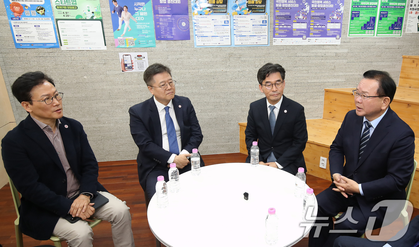 (대구=뉴스1) 공정식 기자 = 김부겸 더불어민주당 대구시장 예비후보가 23일 대구 북구 경북대를 방문해 대학 관계자들과 현안에 대한 의견을 나누고 있다. 2026.4.23/뉴스1 …