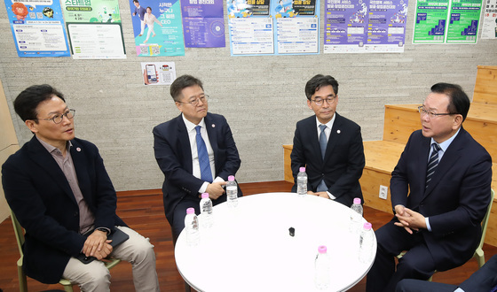 대학 발전과 대구 재도약 논의하는 김부겸