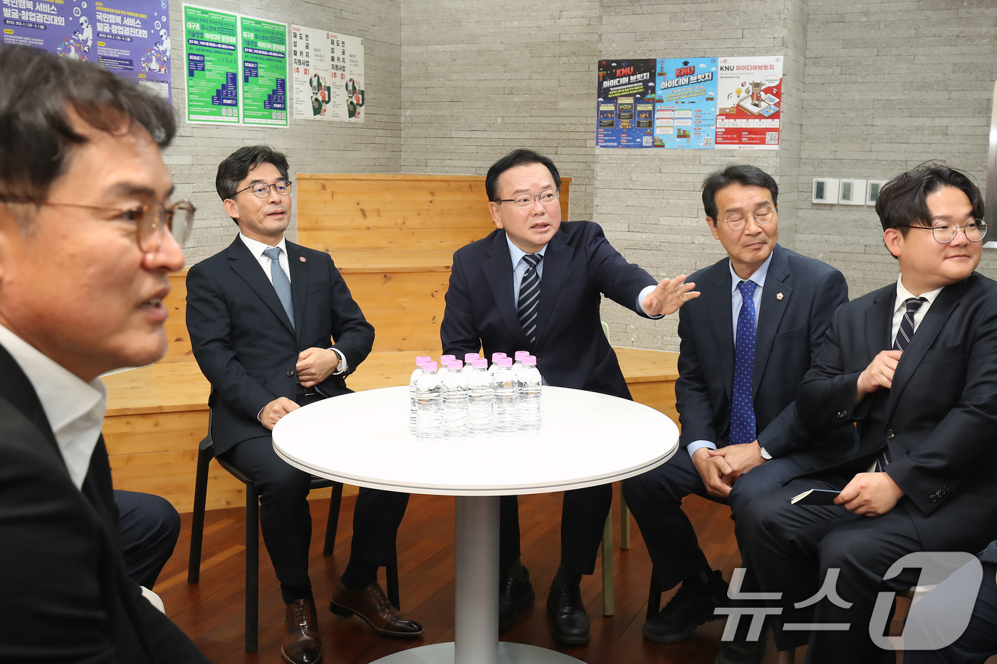 (대구=뉴스1) 공정식 기자 = 김부겸 더불어민주당 대구시장 예비후보가 23일 대구 북구 경북대를 방문해 대학 관계자들과 현안에 대한 의견을 나누고 있다. 2026.4.23/뉴스1 …