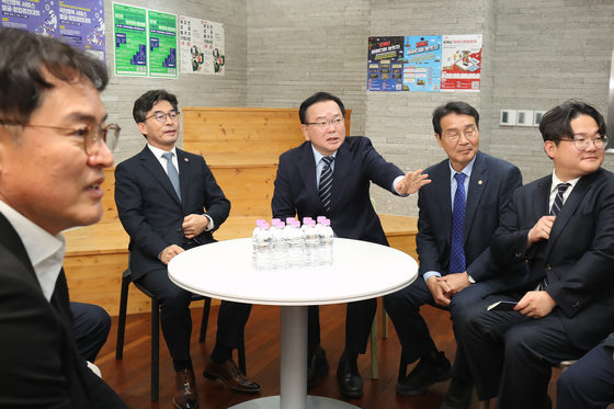 대학 발전과 대구 재도약 논의하는 김부겸