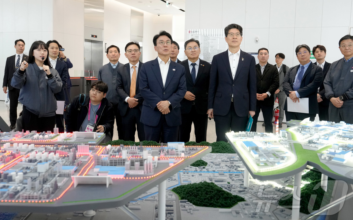 (무안=뉴스1) 전원 기자 = 김민석 국무총리가 23일 LG화학 여수공장을 황기연 전라남도 행정부지사와 방문, 중동상황에 따른 나프타 수급 현황 점검 등 현황을 청취하고 있다.(전 …