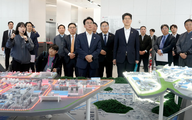 김민석 총리, LG화학 여수공장 방문