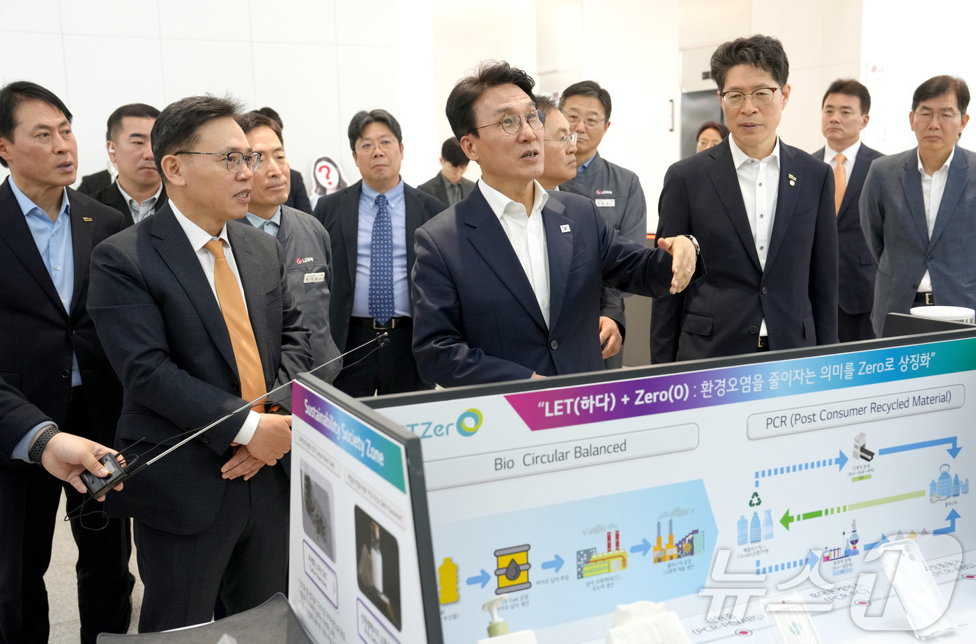 (무안=뉴스1) 전원 기자 = 김민석 국무총리가 23일 LG화학 여수공장을 황기연 전라남도 행정부지사와 방문, 중동상황에 따른 나프타 수급 현황 점검 등 현황을 청취하고 있다.(전 …