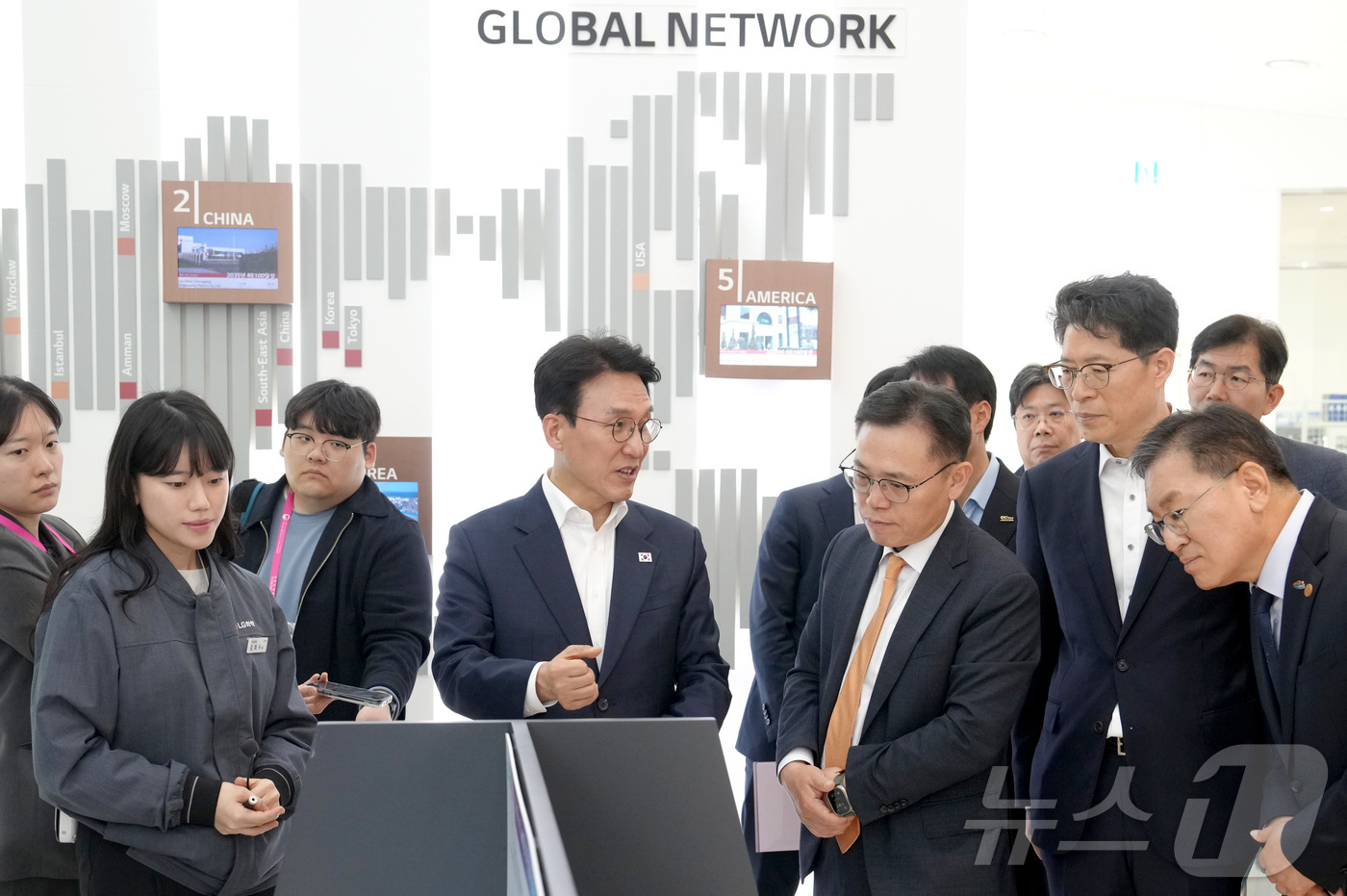 (무안=뉴스1) 전원 기자 = 김민석 국무총리가 23일 LG화학 여수공장을 황기연 전라남도 행정부지사와 방문, 중동상황에 따른 나프타 수급 현황 점검 등 현황을 청취하고 있다.(전 …