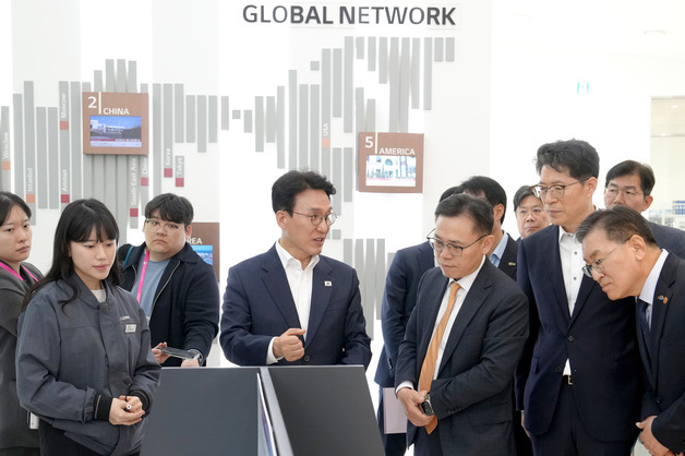 김민석 총리, LG화학 여수공장 방문