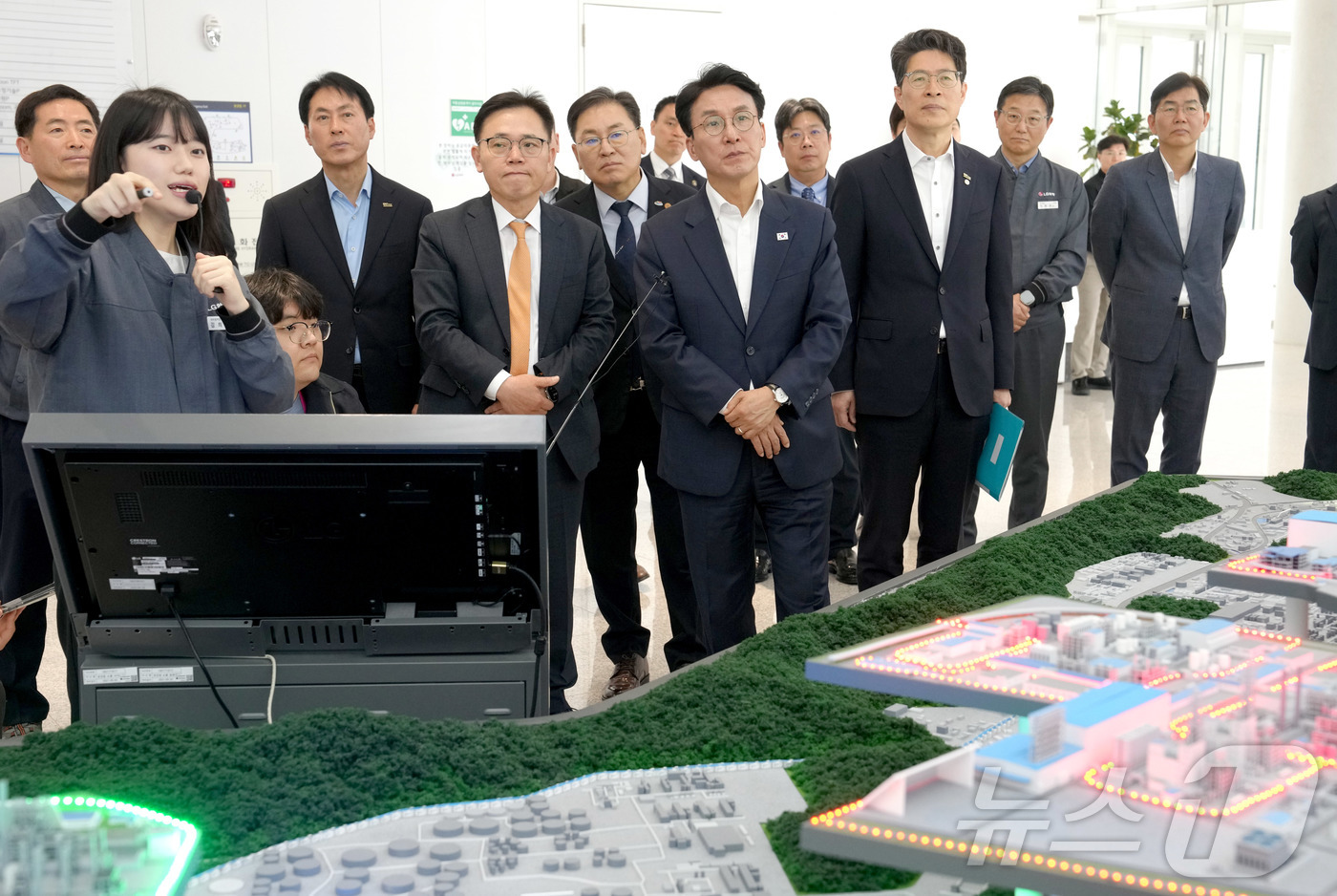 (무안=뉴스1) 전원 기자 = 김민석 국무총리가 23일 LG화학 여수공장을 황기연 전라남도 행정부지사와 방문, 중동상황에 따른 나프타 수급 현황 점검 등 현황을 청취하고 있다.(전 …