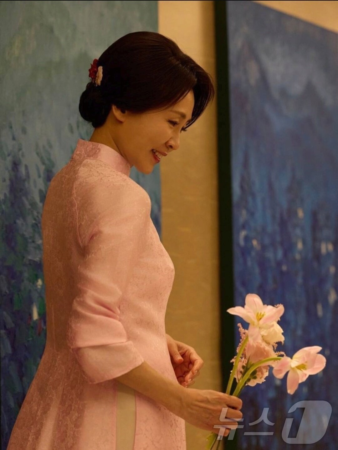 본문 이미지 - 또 럼 베트남 공산당 서기장 부인 응오 프엉 리 여사가 선물한 분홍색 아오자이를 입고 있는 김혜경 여사.(이재명 대통령 인스타그램 갈무리) ⓒ 뉴스1 한재준 기자