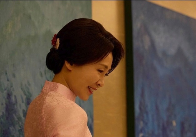 베트남 영부인 선물 분홍 아오자이 입은 金여사…"따뜻한 마음 소중히 간직"