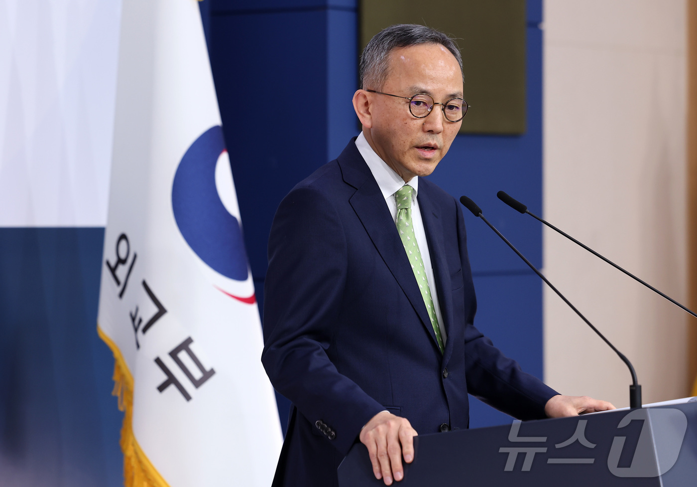 (서울=뉴스1) 김성진 기자 = 박일 외교부 대변인이 23일 서울 종로구 정부서울청사에서 정례브리핑을 마친 후 취재진의 질문에 답하고 있다. 2026.4.23/뉴스1