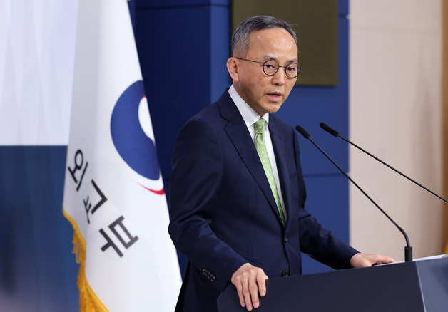 취재진 질문에 답하는 박일 외교부 대변인