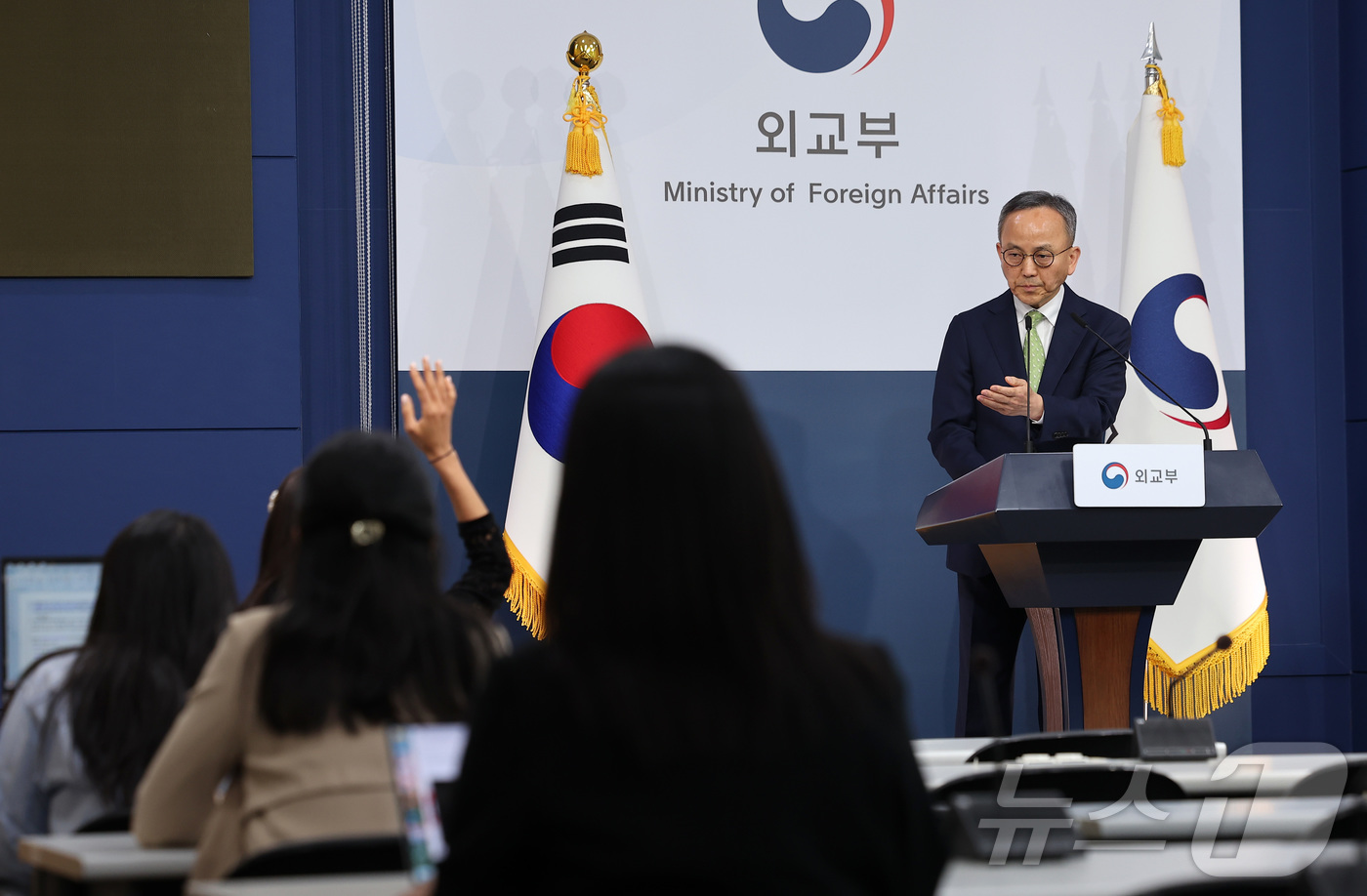 (서울=뉴스1) 김성진 기자 = 박일 외교부 대변인이 23일 서울 종로구 정부서울청사에서 정례브리핑을 마친 후 취재진에게 질문을 받고 있다. 2026.4.23/뉴스1