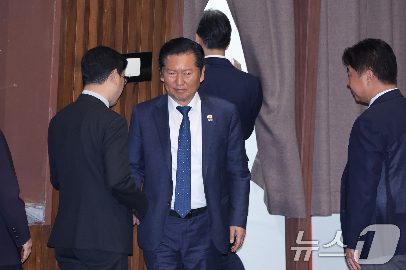 (서울=뉴스1) 신웅수 기자 = 정청래 더불어민주당 대표가 23일 서울 여의도 국회에서 열린 제434회국회(임시회) 7차 본회의에서 진실·화해를위한과거사정리위원회 위원 선출안을 투 …