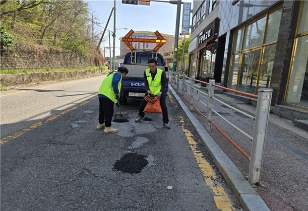 군산시, '중동전쟁' 아스콘 수급난 속 도로 보수 행정력 집중