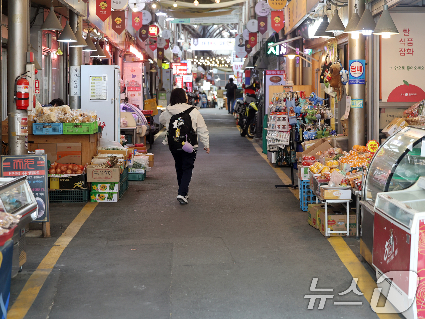 (서울=뉴스1) 황기선 기자 = 23일 서울 시내 한 전통시장에서 시민들이 장을 보고 있다.한국은행이 이날 발표한 '2026년 4월 소비자동향조사 결과'에 따르면 이달 소비자심리지 …
