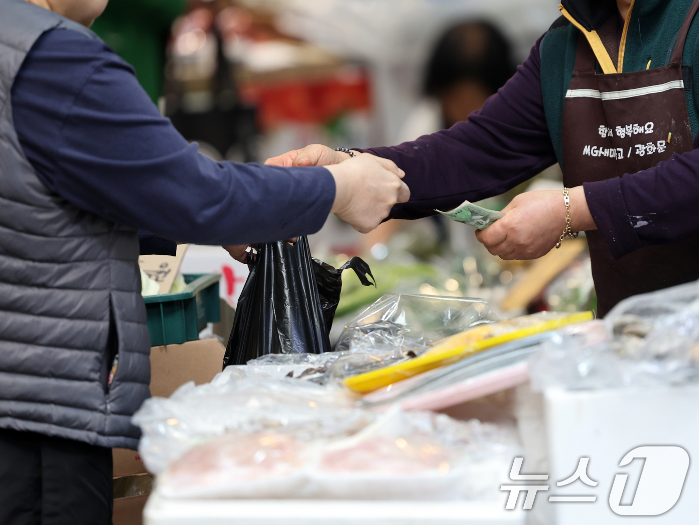 (서울=뉴스1) 황기선 기자 = 23일 서울 시내 한 전통시장에서 시민들이 장을 보고 있다.한국은행이 이날 발표한 '2026년 4월 소비자동향조사 결과'에 따르면 이달 소비자심리지 …