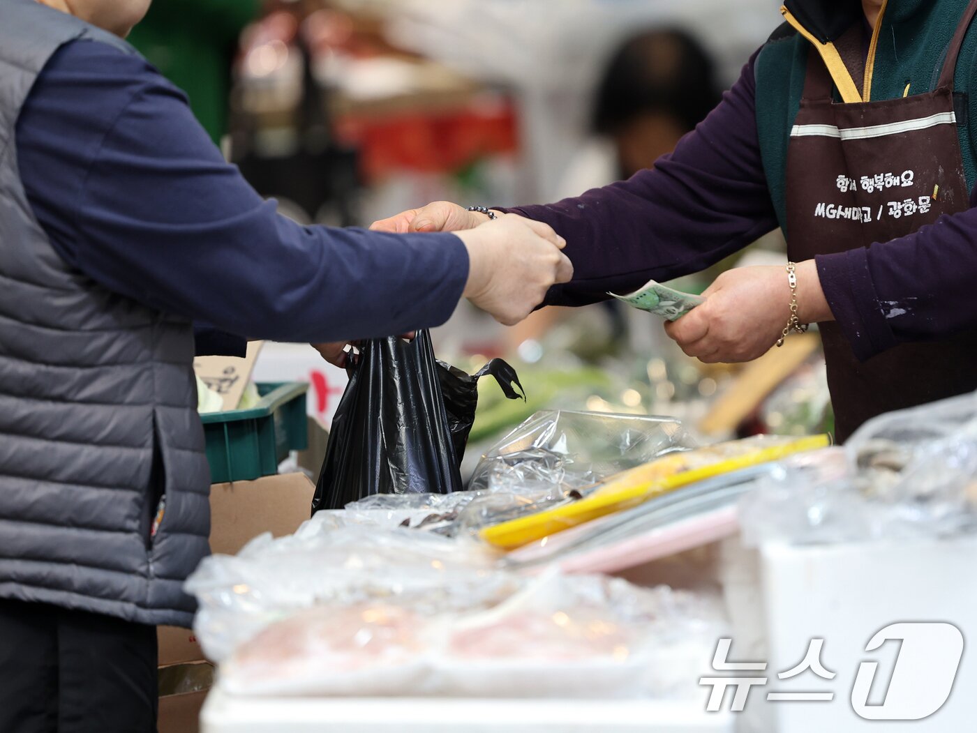 본문 이미지 - 서울 시내 한 전통시장에서 시민들이 장을 보고 있다. 한국은행이 4월 23일 발표한 '2026년 4월 소비자동향조사 결과'에 따르면 이달 소비자심리지수(CCSI)는 99.2로 전월(107.0)보다 7.8p 하락했다. 이는 2024년 12월(-12.7p) 비상계엄 사태 이후 최대 감소 폭이다. ⓒ 뉴스1 황기선 기자