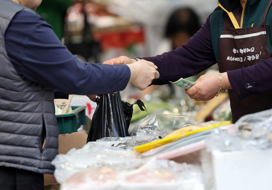 소비심리 1년 만에 '비관적'…계엄 이후 최대 낙폭