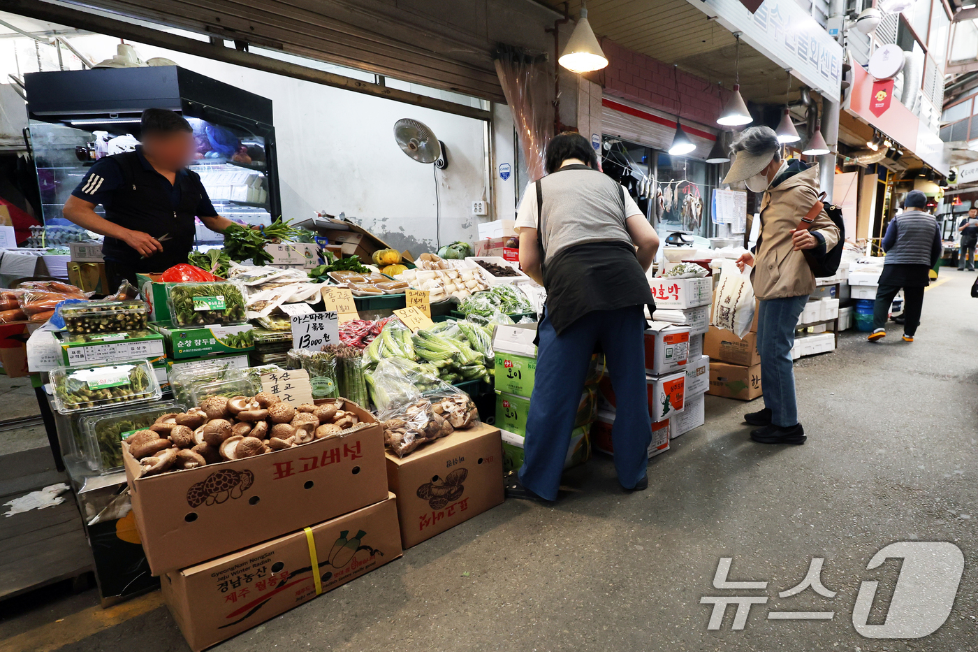 (서울=뉴스1) 황기선 기자 = 23일 서울 시내 한 전통시장에서 시민들이 장을 보고 있다.한국은행이 이날 발표한 '2026년 4월 소비자동향조사 결과'에 따르면 이달 소비자심리지 …