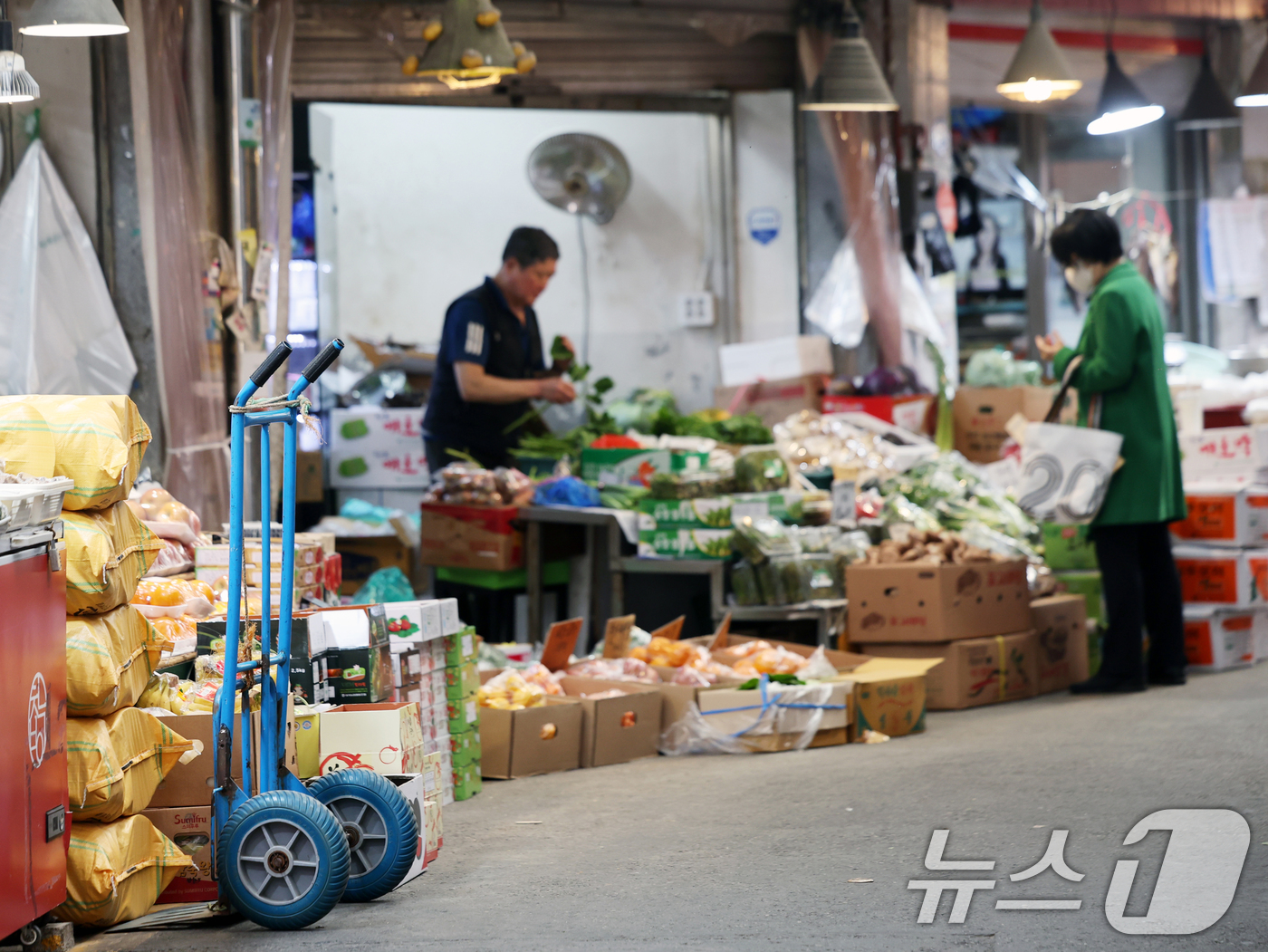 (서울=뉴스1) 황기선 기자 = 23일 서울 시내 한 전통시장에서 시민들이 장을 보고 있다.한국은행이 이날 발표한 '2026년 4월 소비자동향조사 결과'에 따르면 이달 소비자심리지 …