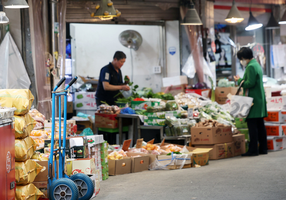 소비심리 꺾였다…1년 만에 '비관' 전환