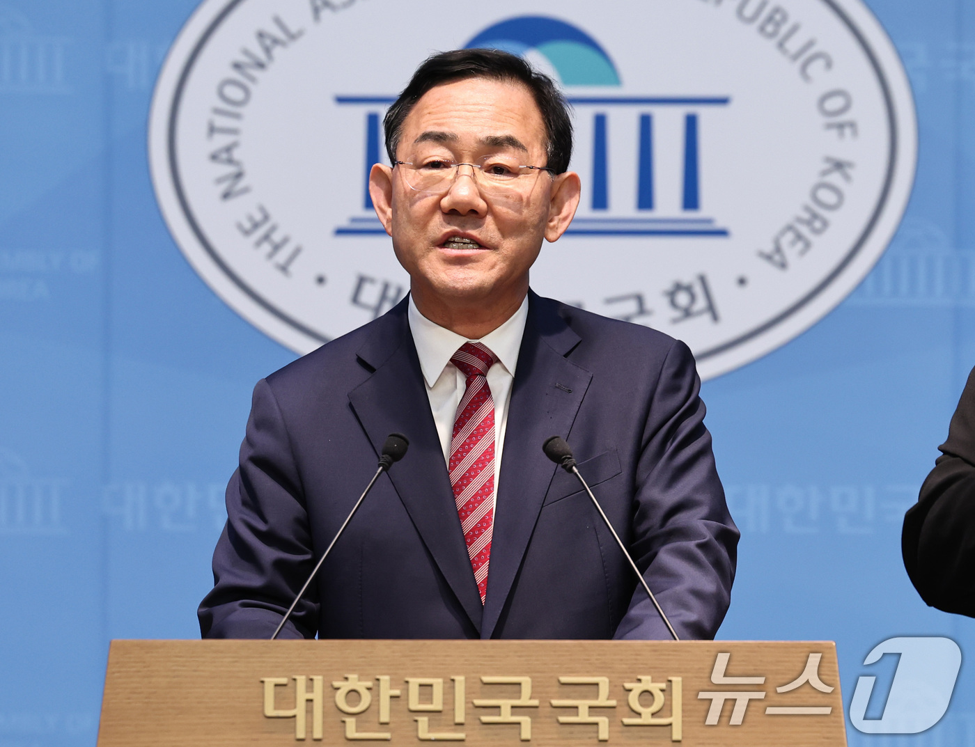 (서울=뉴스1) 구윤성 기자 = 6·3 지방선거 국민의힘 대구시장 경선에서 컷오프(공천 배제)된 주호영 의원이 23일 서울 여의도 국회 소통관에서 불출마 기자회견을 하고 있다. 2 …