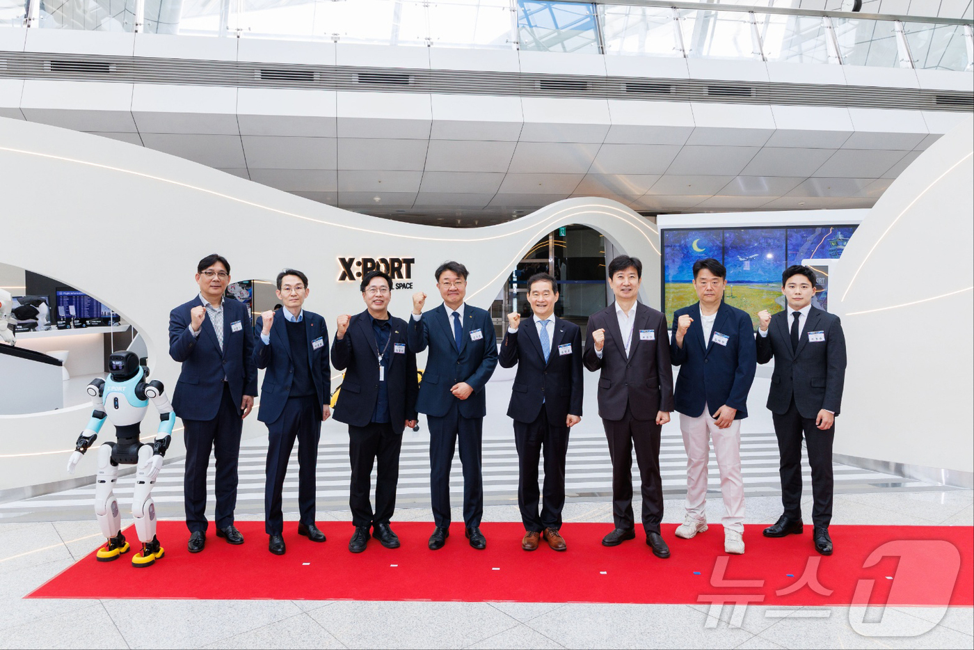 (인천공항=뉴스1) = 23일 오전 인천국제공항 제1여객터미널 교통센터에 미래 신기술 전시와 AI 체험 콘텐츠를 경험할 수 있는 ‘인천공항 디지털 전시체험관(X:PORT·엑스포트) …