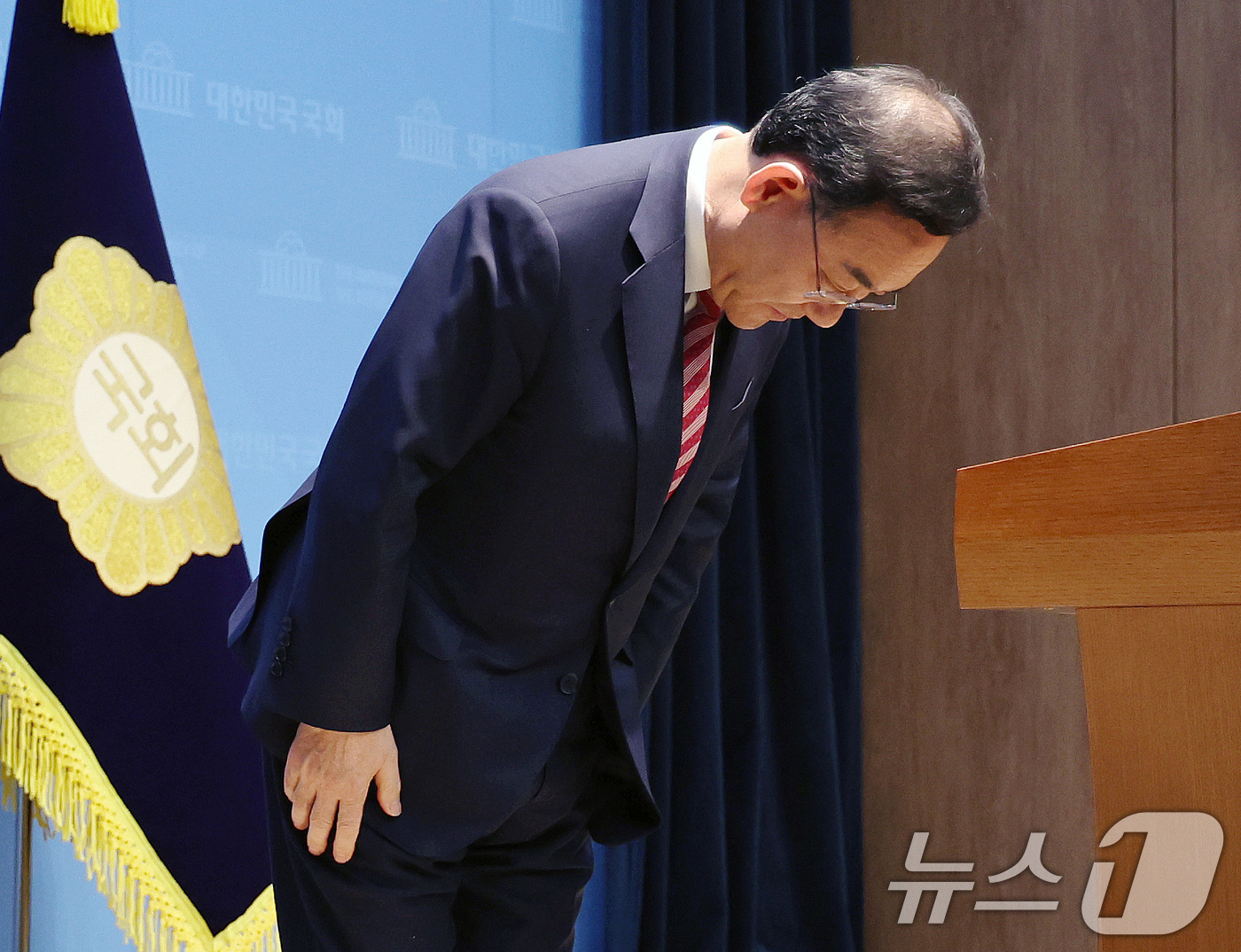 (서울=뉴스1) 구윤성 기자 = 6·3 지방선거 국민의힘 대구시장 경선에서 컷오프(공천 배제)된 주호영 의원이 23일 서울 여의도 국회 소통관에서 불출마 기자회견을 마치고 인사하고 …