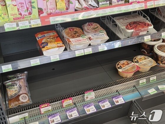 본문 이미지 - 23일 오전 화물연대 파업으로 대전 서구 둔산동의 CU 편의점 매대가 듬성듬성 비어있는 모습. 2026.4.23 ⓒ 뉴스1 김종서 기자