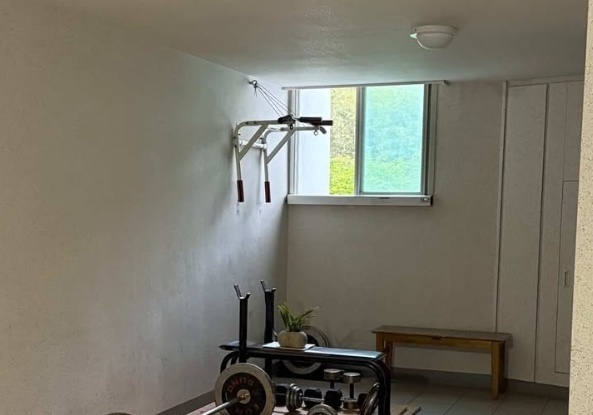 아파트 공용 복도인데…벽 뚫어 턱걸이대 걸고 운동기구 수북 '황당'