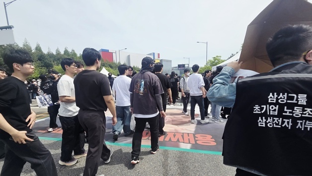 "경영진 얼굴 밟고 기념 촬영"…3만명 집결 삼성전자 노조 '선 넘었다'