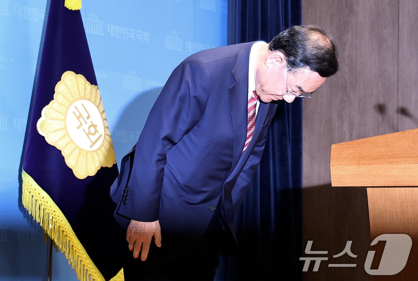 본문 이미지 - 6·3 지방선거 국민의힘 대구시장 경선에서 컷오프(공천 배제)된 주호영 의원이 23일 서울 여의도 국회 소통관에서 불출마 기자회견을 마치고 인사하고 있다. 2026.4.23 ⓒ 뉴스1 구윤성 기자