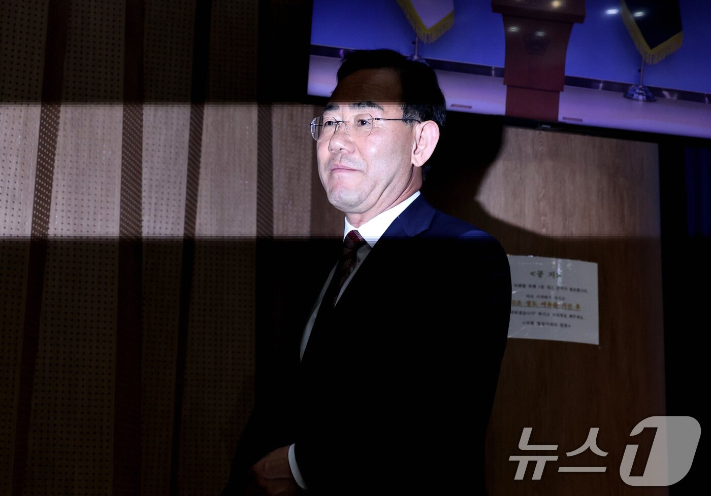 본문 이미지 - 6·3 지방선거 국민의힘 대구시장 경선에서 컷오프(공천 배제)된 주호영 의원이 23일 서울 여의도 국회 소통관에서 선거 불출마 기자회견을 마친 뒤 회견장을 나서고 있다. 2026.4.23 ⓒ 뉴스1 구윤성 기자