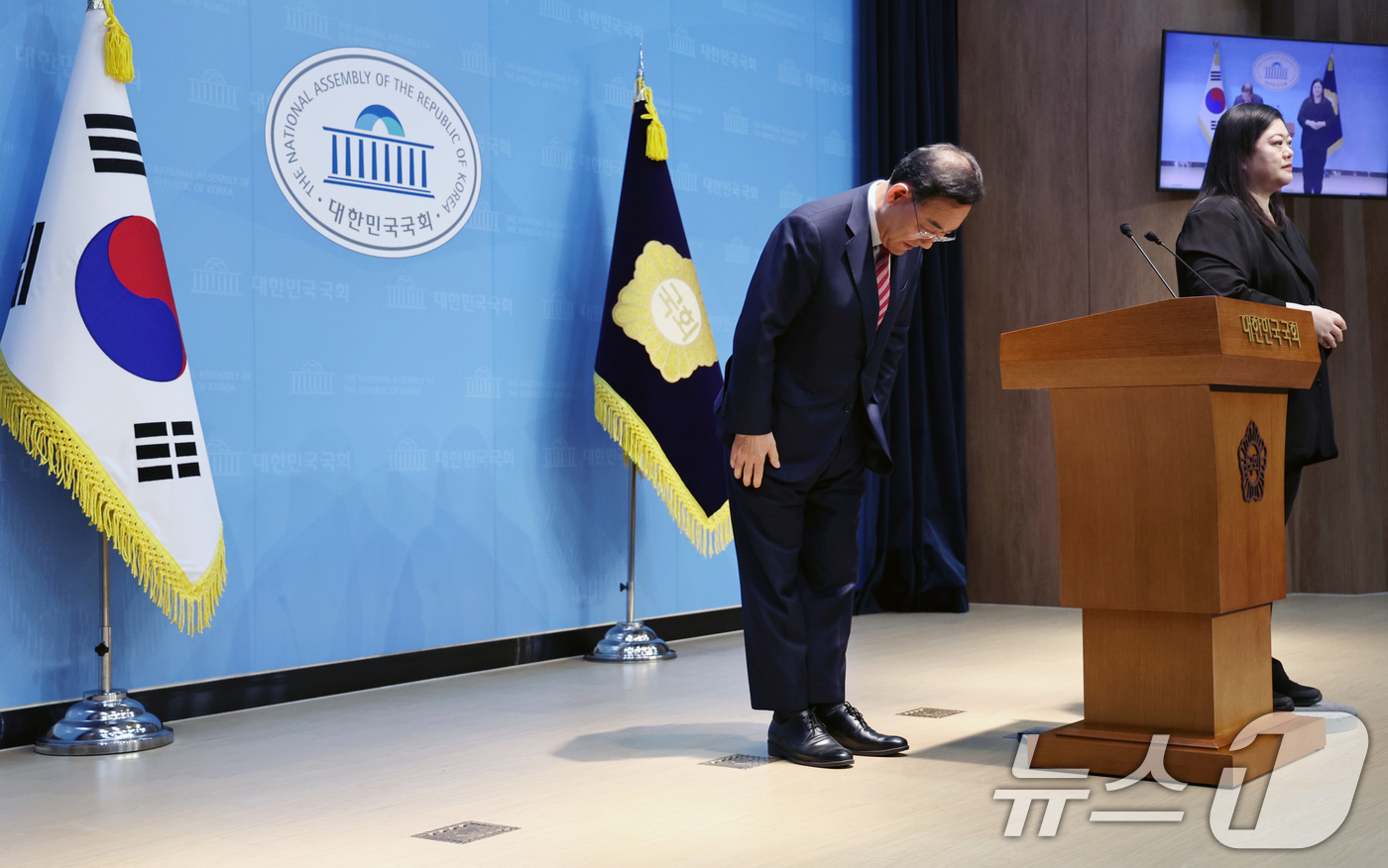 (서울=뉴스1) 구윤성 기자 = 6·3 지방선거 국민의힘 대구시장 경선에서 컷오프(공천 배제)된 주호영 의원이 23일 서울 여의도 국회 소통관에서 불출마 기자회견을 마치고 인사하고 …