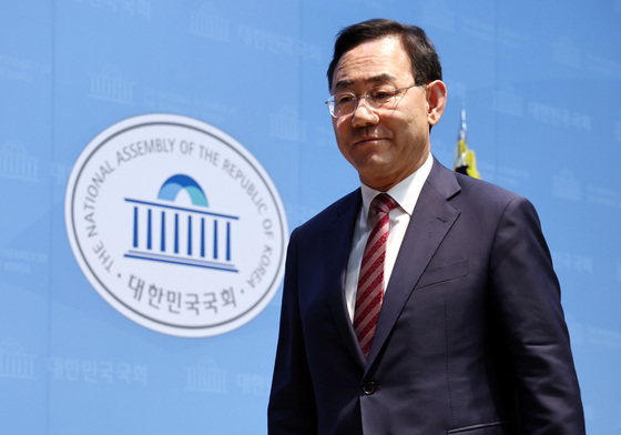 회견장 나서는 주호영