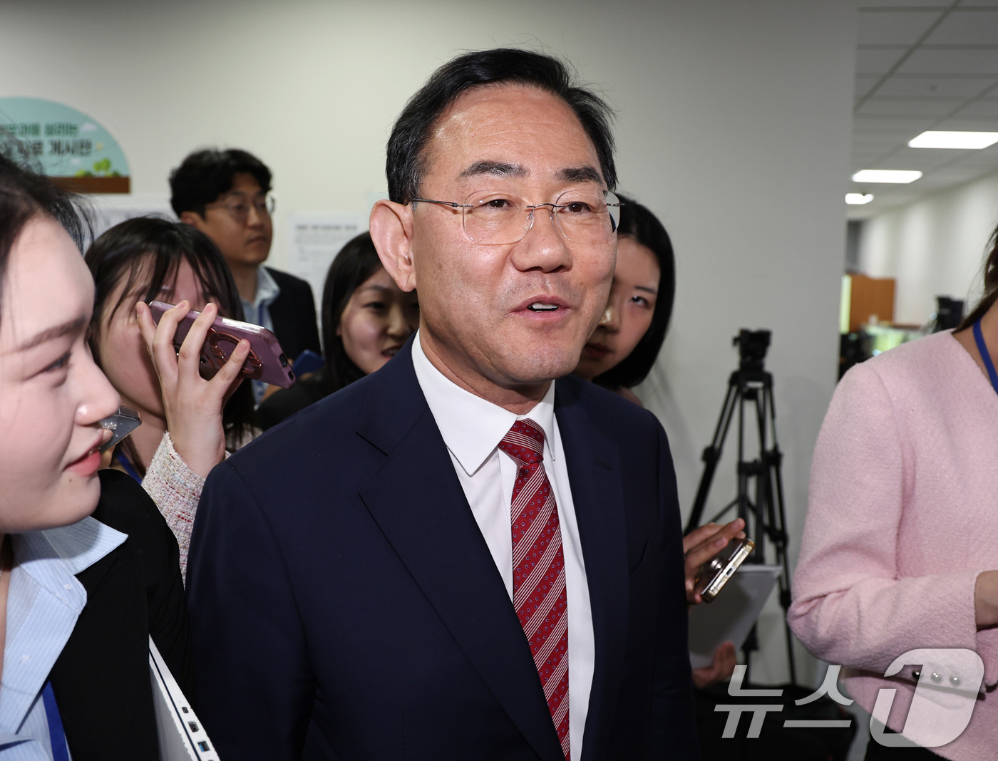 (서울=뉴스1) 구윤성 기자 = 6·3 지방선거 국민의힘 대구시장 경선에서 컷오프(공천 배제)된 주호영 의원이 23일 서울 여의도 국회 소통관에서 선거 불출마 기자회견을 마친 뒤 …