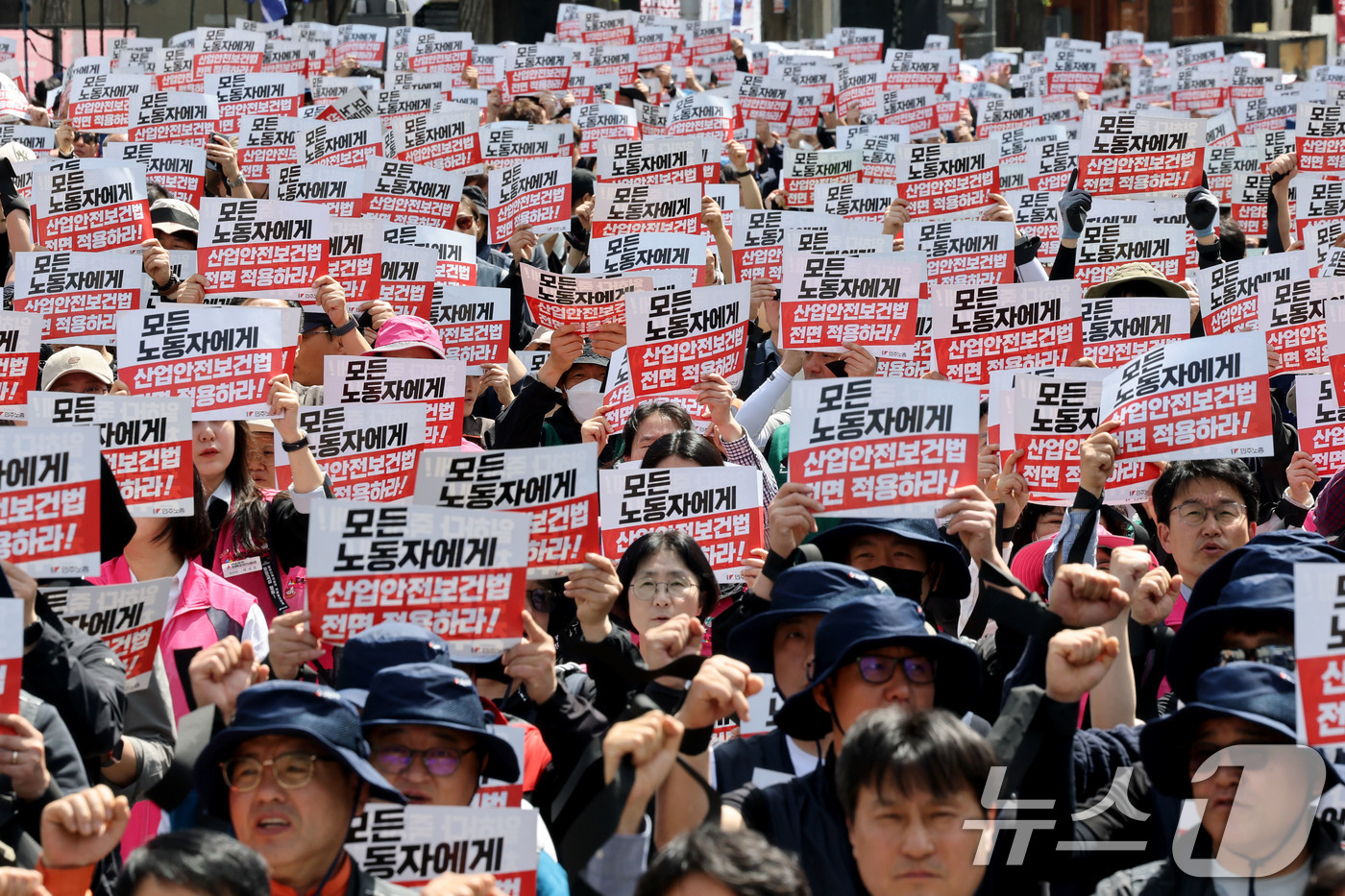 (서울=뉴스1) 이광호 기자 = 23일 오후 서울 중구 숭례문 앞에서 열린 4.23 민주노총 결의대회에서 참가자들이 구호를 외치고 있다.   2026.4.23/뉴스1