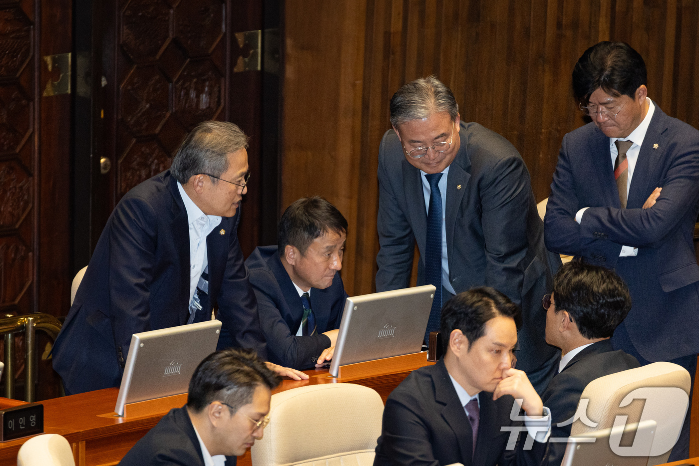 (서울=뉴스1) 유승관 기자 = 한병도 더불어민주당 전 원내대표가 23일 서울 여의도 국회에서 열린 제434회 국회(임시회) 제7차 본회의에서 의원들과 대화하고 있다. 2026.4 …