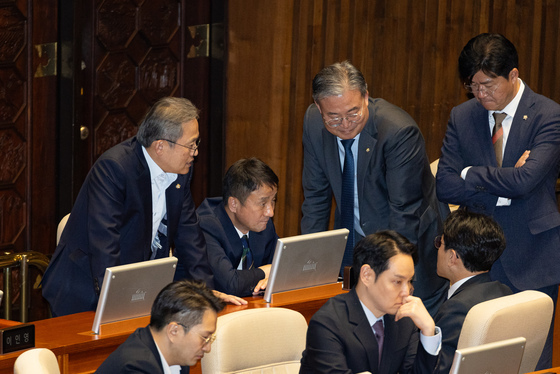 의원들과 대화하는 한병도 원내대표