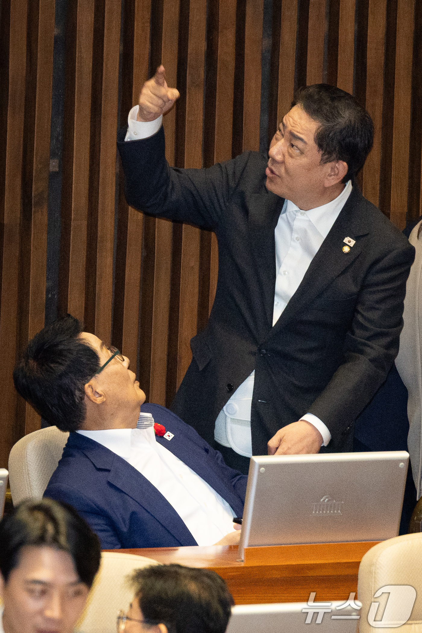 (서울=뉴스1) 유승관 기자 = 김병기 무소속 의원과 박지원 더불어민주당 의원이 23일 서울 여의도 국회에서 열린 제434회 국회(임시회) 제7차 본회의에서 대화하고 있다. 202 …