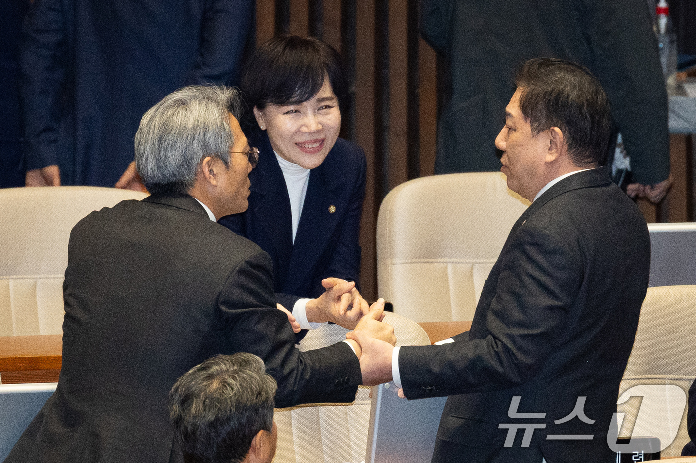 (서울=뉴스1) 유승관 기자 = 김병기 무소속 의원과 더불어민주당 전현희, 김기표 의원이 23일 서울 여의도 국회에서 열린 제434회 국회(임시회) 제7차 본회의에서 대화하고 있다 …