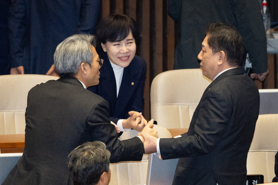 전현희·김기표 의원과 대화하는 김병기 의원