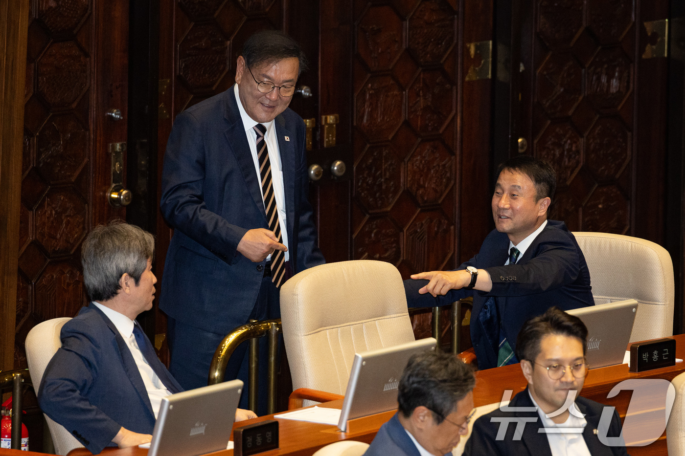 (서울=뉴스1) 유승관 기자 = 한병도 더불어민주당 전 원내대표가 23일 서울 여의도 국회에서 열린 제434회 국회(임시회) 제7차 본회의에서 김태년, 이인영 의원과 대화하고 있다 …