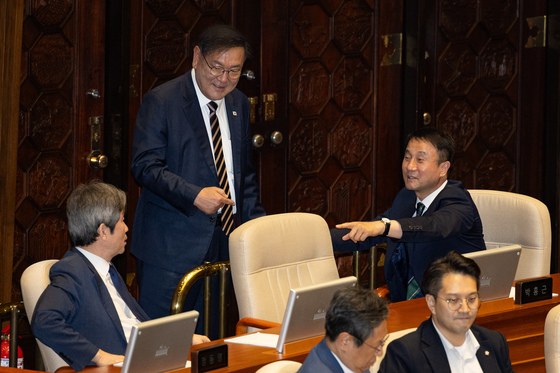 김태년·이인영 의원과 대화하는 한병도 전 원내대표