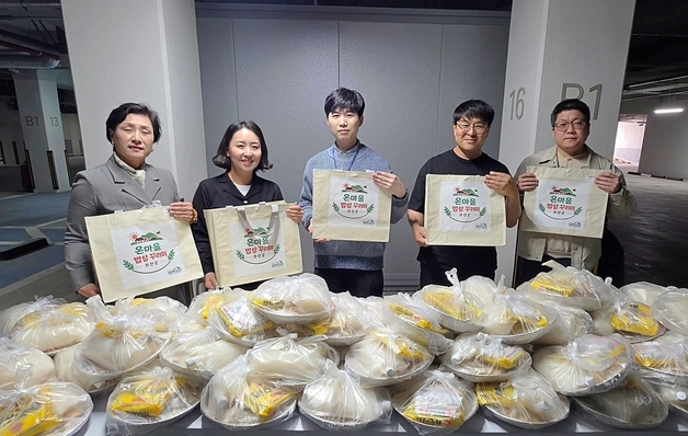 괴산군, 취약계층 가정에 '온마을 밥상 꾸러미' 배달